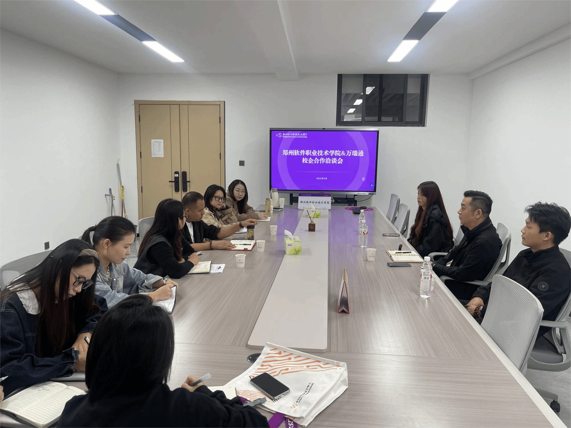 电商学院与河南万瑞通科技实业有限责任公司开展校企合作洽谈